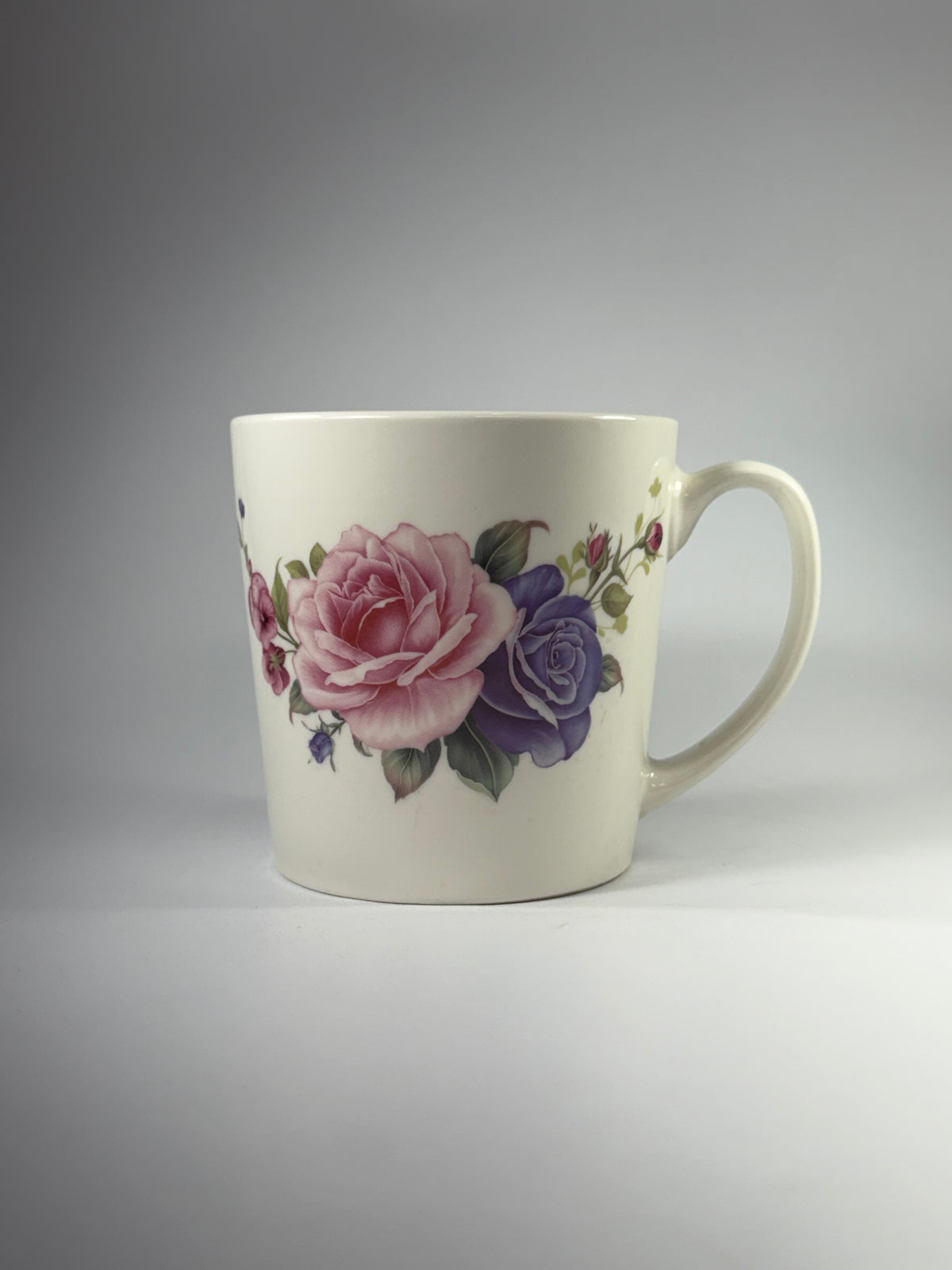 Taza Blanca con Diseño de Flores Rosadas