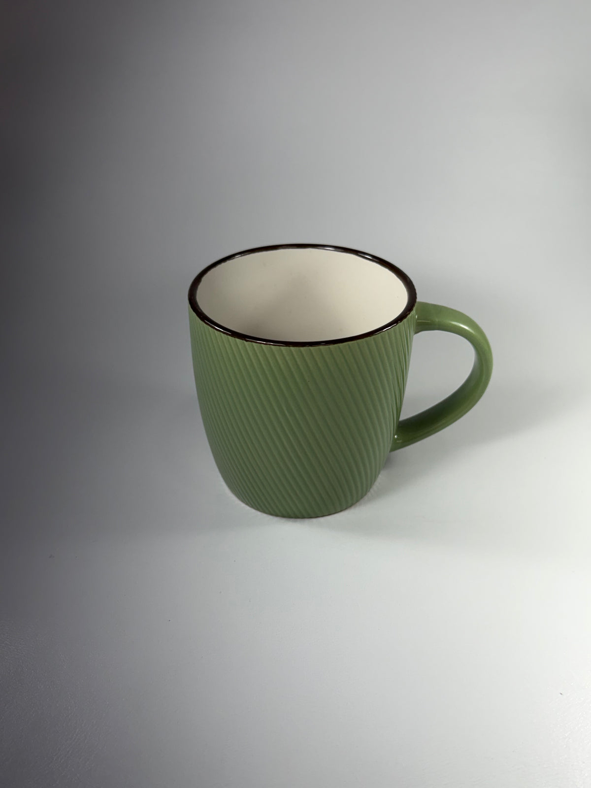 Taza de Colores con Líneas Diagonales
