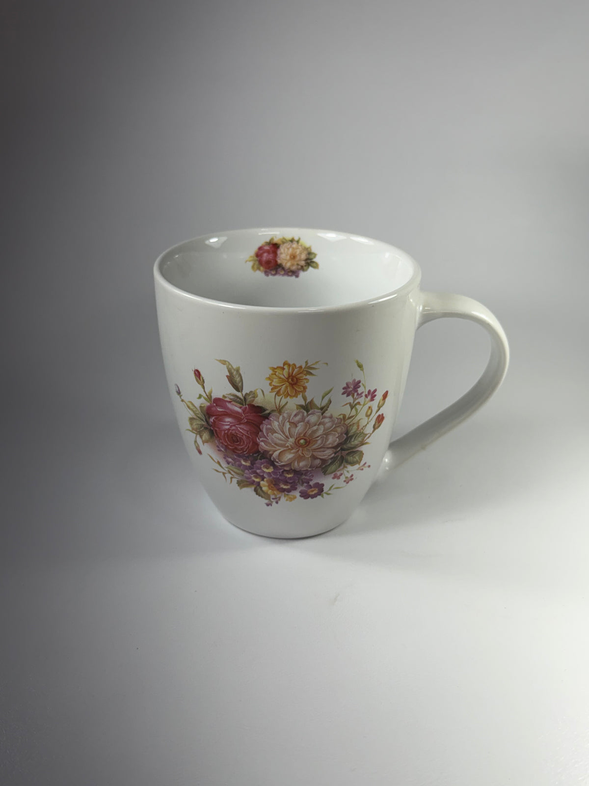 Taza Ovalada con Diseño de Rosas