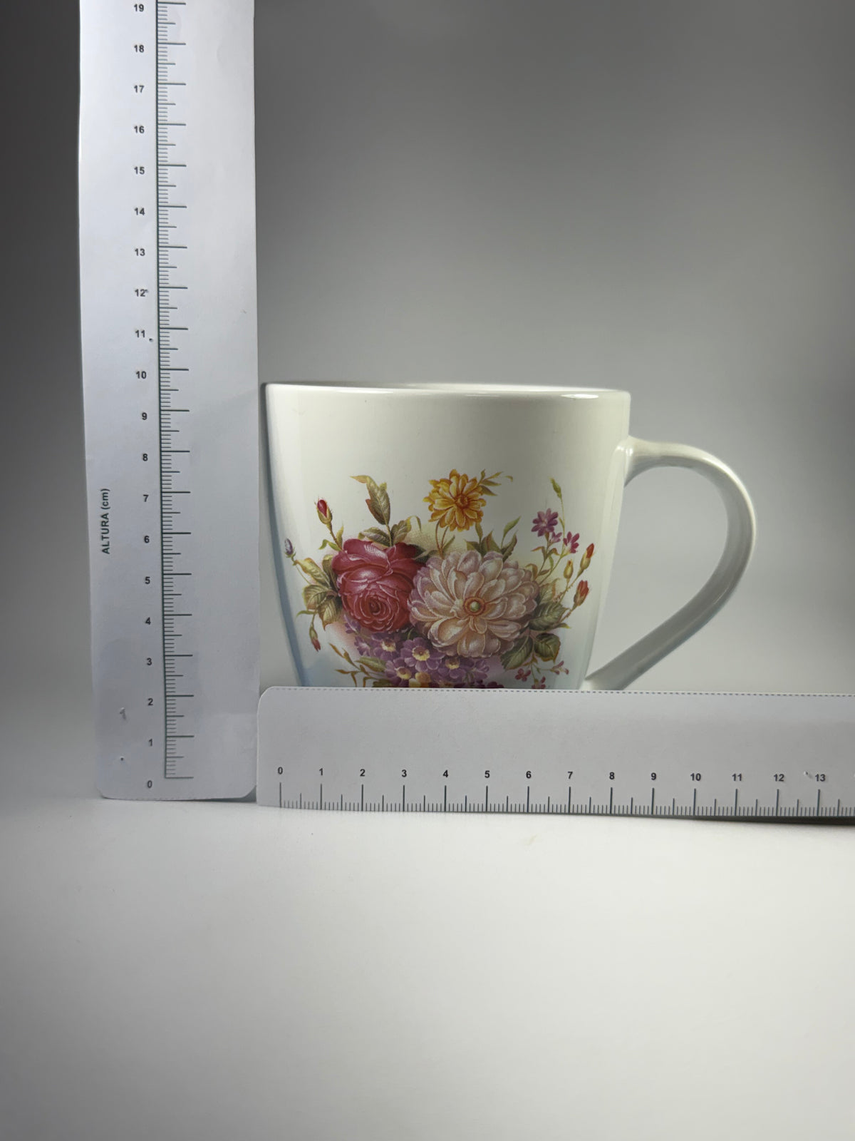 Taza Ovalada con Diseño de Rosas