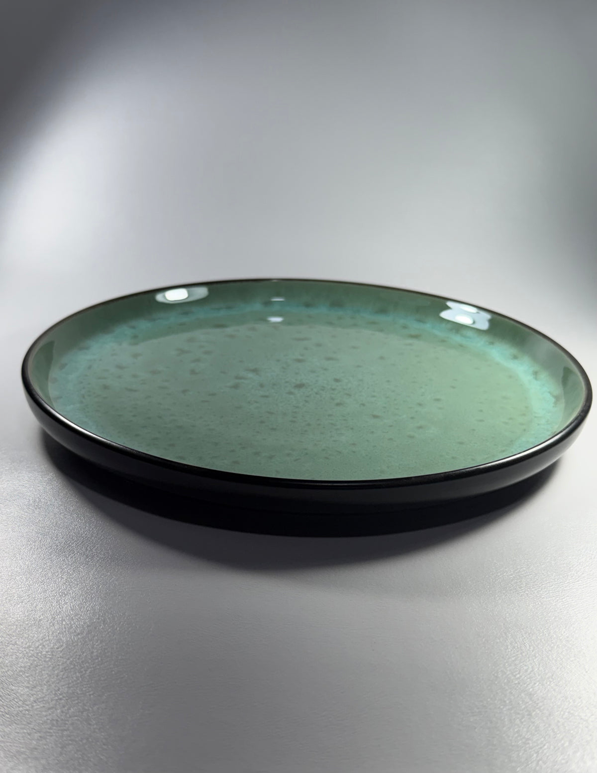 Plato Cuadrado Cartero Negro Fondo Verde