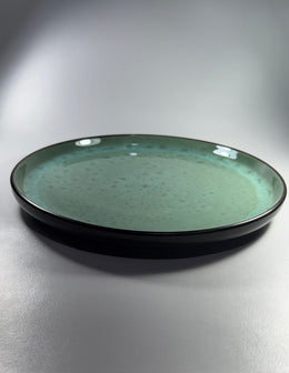 Plato Cuadrado Cartero Negro Fondo Verde
