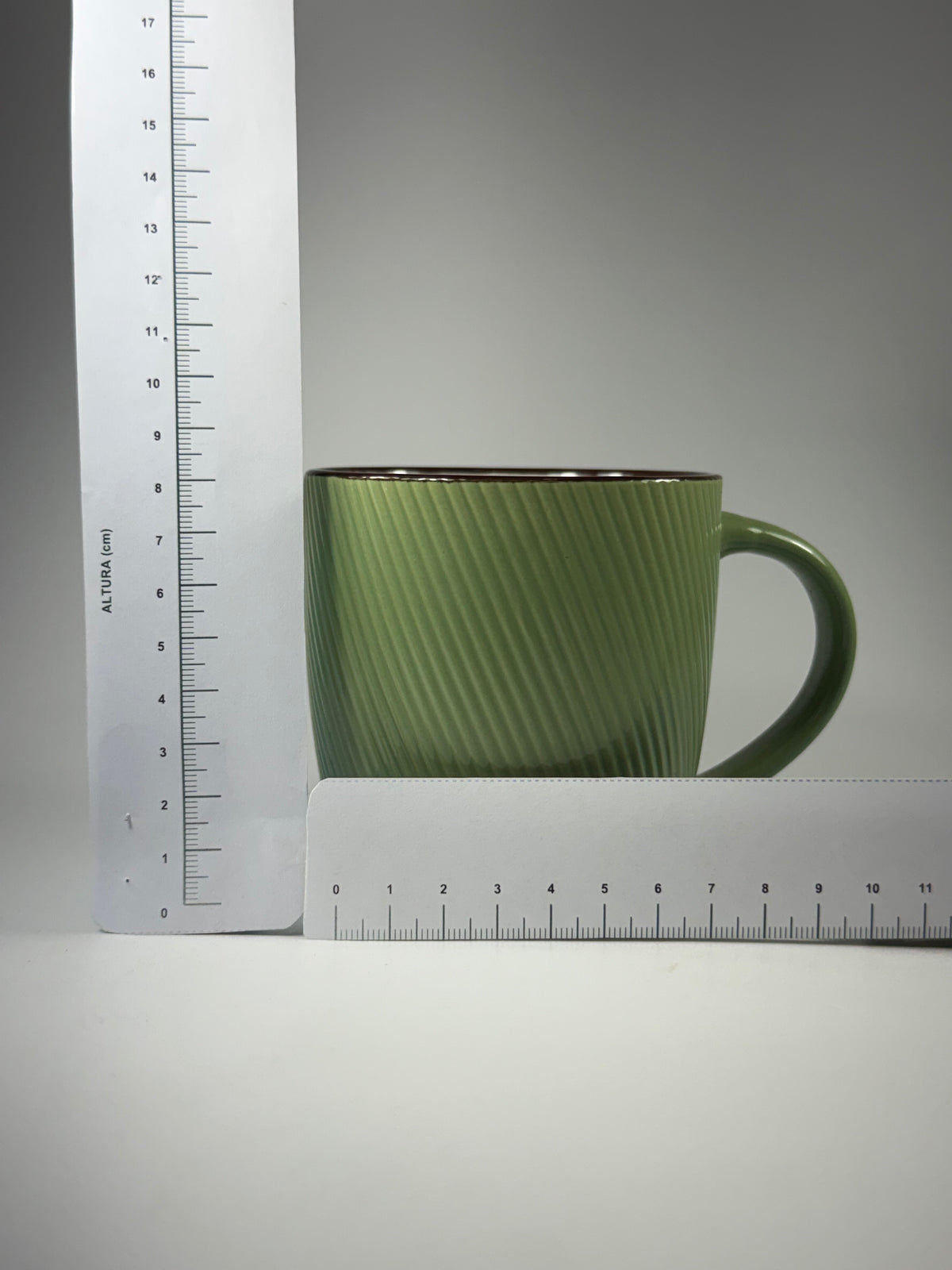 Taza de Colores con Líneas Diagonales