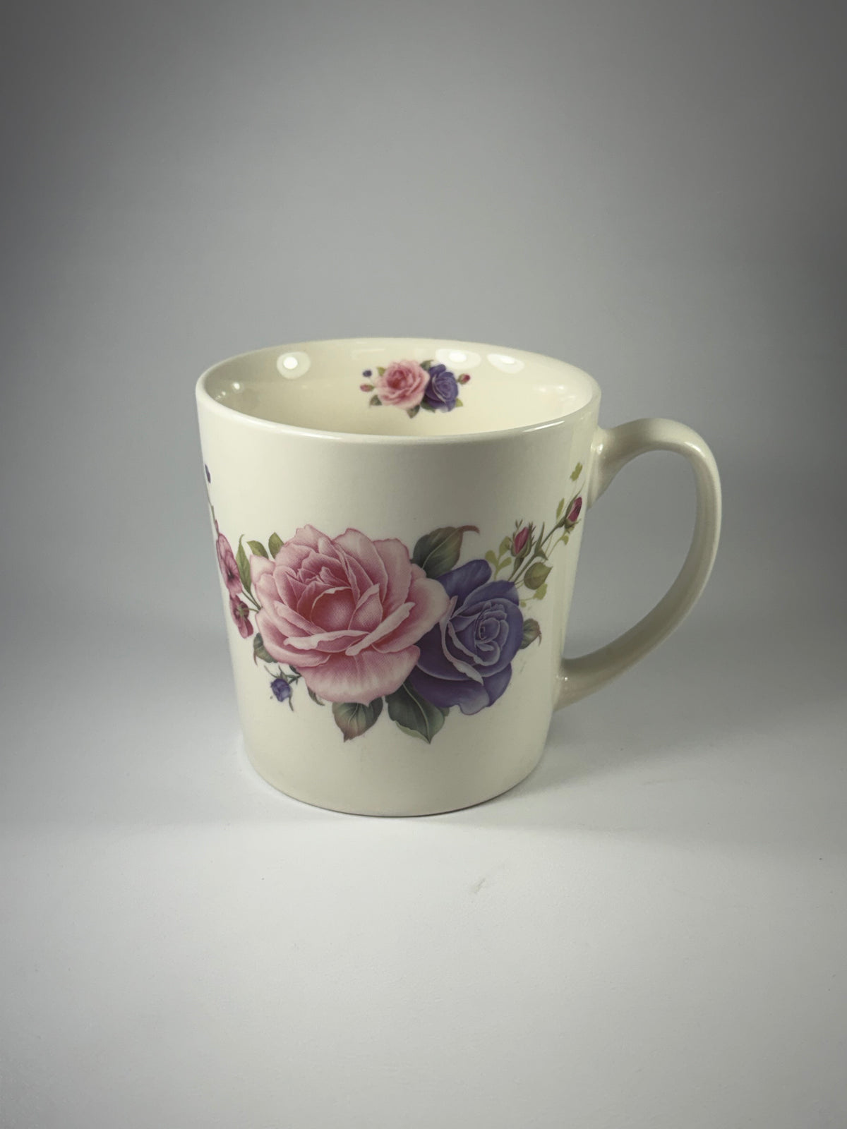 Taza Blanca con Diseño de Flores Rosadas