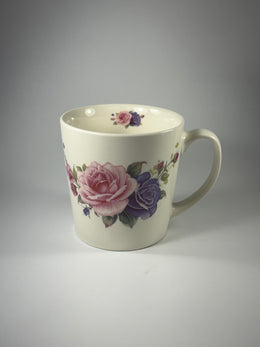Taza Blanca con Diseño de Flores Rosadas