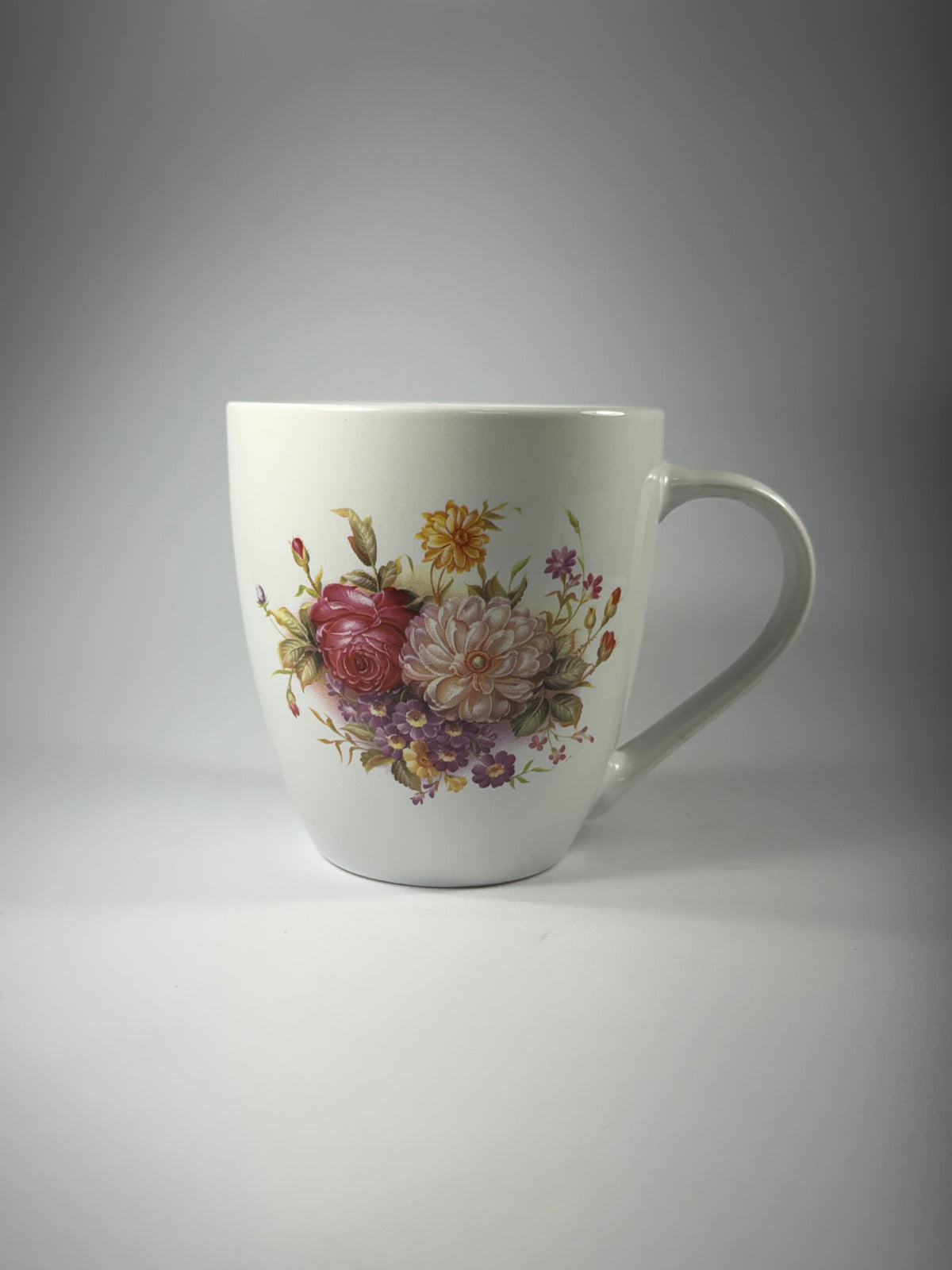 Taza Ovalada con Diseño de Rosas